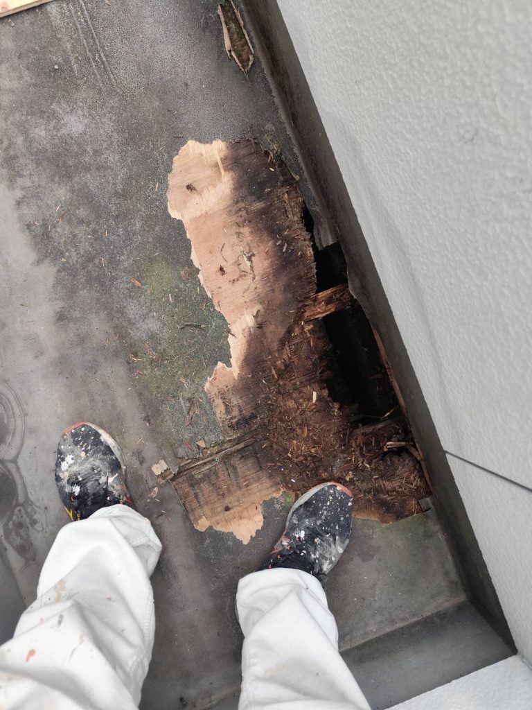 破れたベランダ床